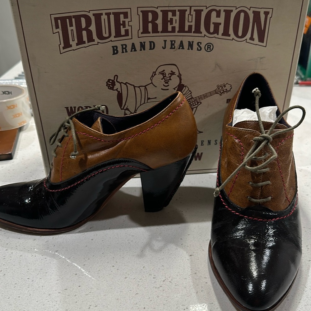 True religion bootie with hot pink stitching 7.5